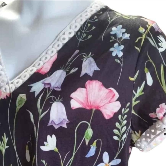 NWT Elegant Floral V-Neck Blouse ~XL - Picture 2 of 3